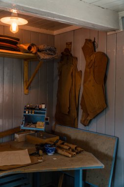 Odada penceresi olan tahta bir masanın dikey görüntüsü.