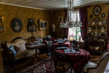 Modern bir otel odasının içinde.