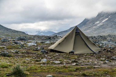 Dağlarda kamp çadırı