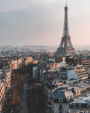 Günbatımında Eyfel Kulesi, Paris, Fransa.