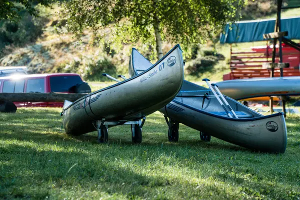 Ormandaki dağlarda iki küçük tekne