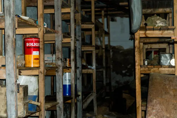 terk edilmiş eski bina içi