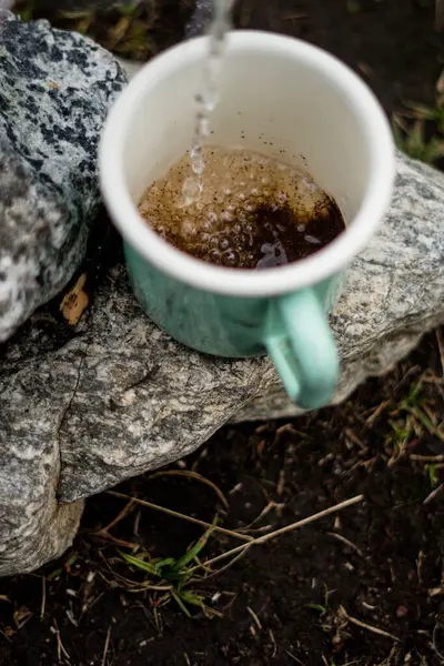 Bahçede siyah çay.