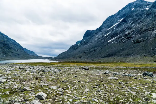 Kayalık dağlar ve bulutlu bir günde bir nehir..