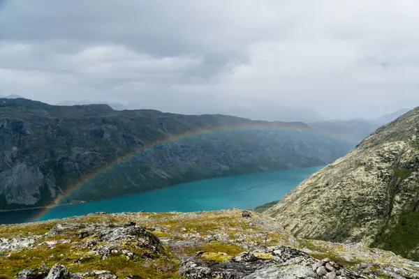 Dağlarda gökkuşağı