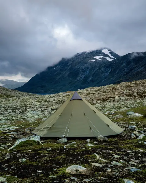 Bulutlu bir günde dağlarda çadır