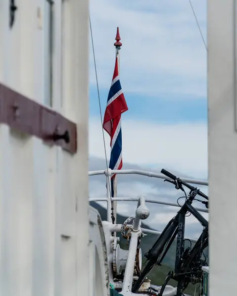 Gemisi olan Norveç bayrağı