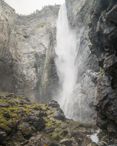Dağlarda güzel bir şelale