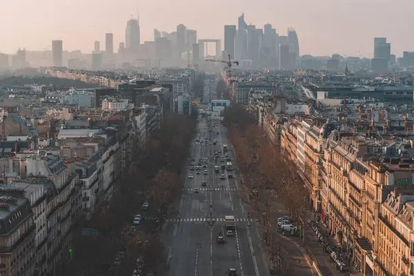 Günbatımında Eyfel Kulesi ile Paris şehir silueti