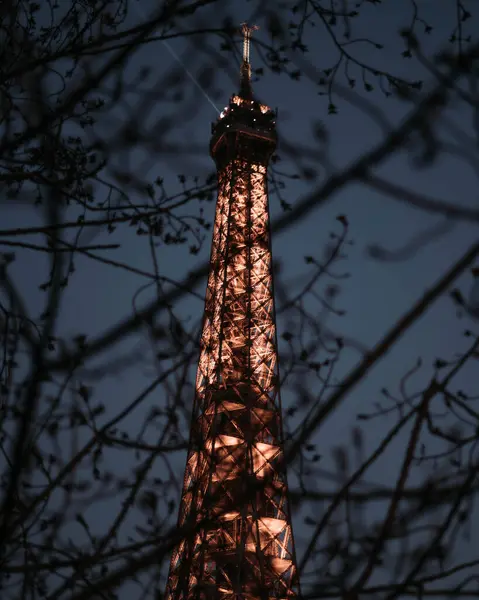 Paris, Fransa 'da ışıkları ve ışıkları olan Eyfel Kulesi