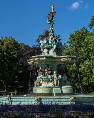 Versay Sarayı 'nın parkındaki çeşme.