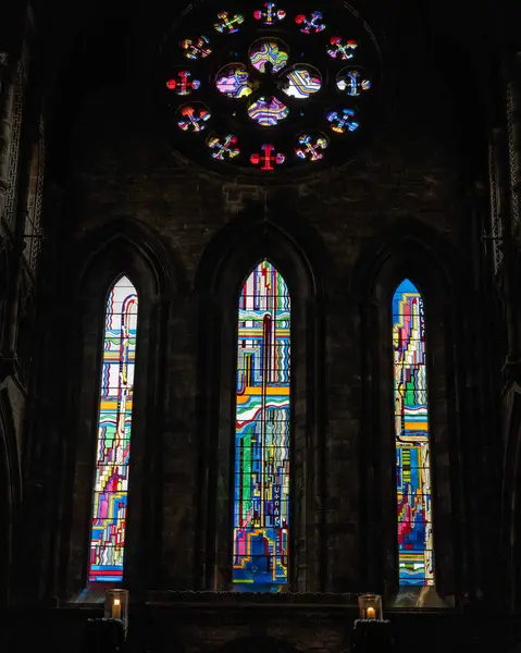 Prag 'da bir yaz günü St. Vitus Katedrali' nin vitray penceresi.