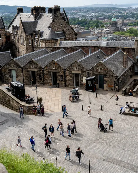 Tepeden insanların ve insanların yürüdüğü şehir manzarası.