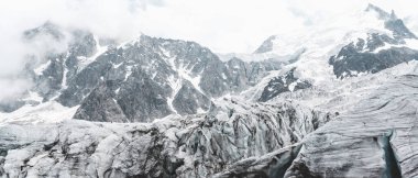 Karla kaplı dağlarla kaplı dağ manzarası