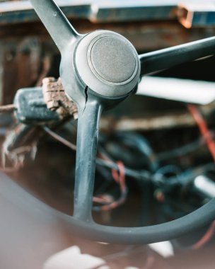 Direksiyon ve direksiyon simidi.