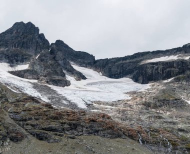 Dağ zirvesi, karla kaplı kayalar