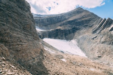 Dağların ve doğanın güzel manzarası, seyahat kavramı