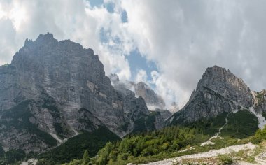 Dağ sırası olan güzel bir manzara.