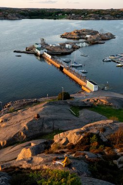 İsveç 'te denizin ortasındaki kayanın dikey görüntüsü.