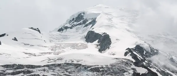 Karla kaplı dağlarla kaplı dağ manzarası