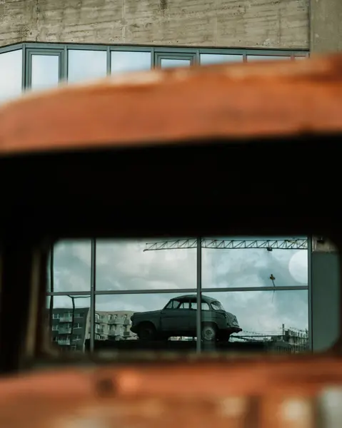 Şehrin eski paslı penceresi