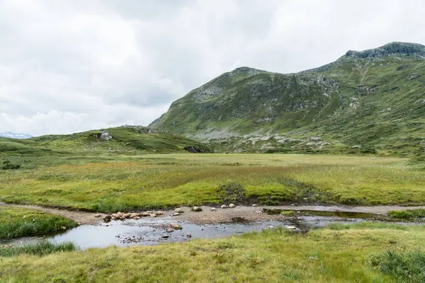 Dağları ve bulutları olan güzel bir manzara