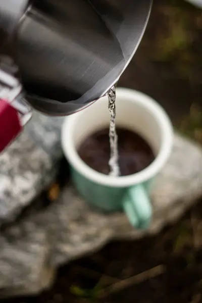 Doğada yerde bir fincan kahve.