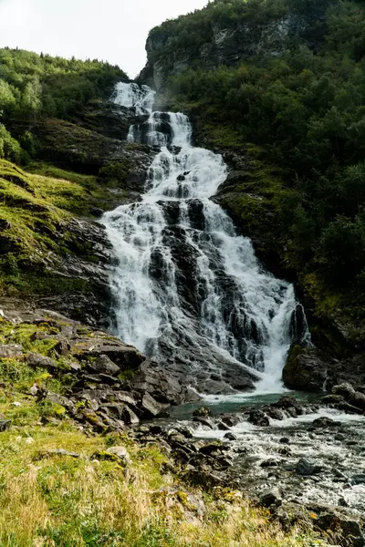 Norveç 'te şelale. Yaz günü, doğa, seyahat ve turizm