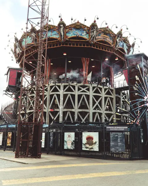 Lunaparkta dönme dolap.