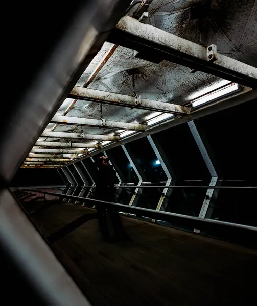 Modern bir binanın içinde.