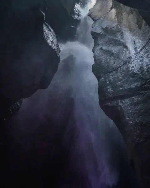 Bir kaya oluşumunun dikey çekimi