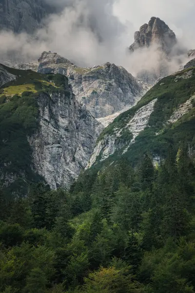 Arka planda güzel dağlar ve bulutlar