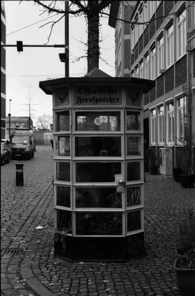 Şehirdeki eski ahşap ev.