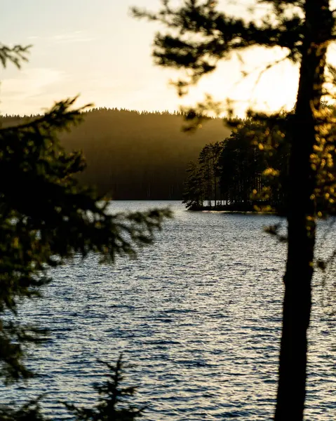 Gölde gün batımı