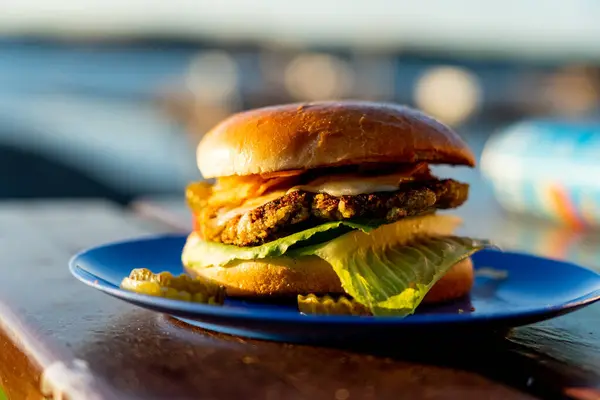 Ahşap bir masada Burger