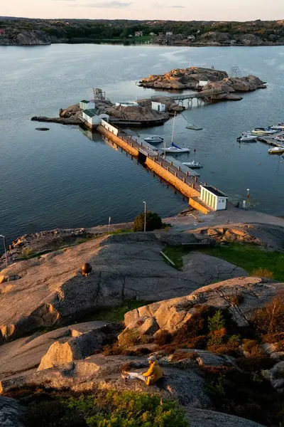 İsveç 'te denizin ortasındaki kayanın dikey görüntüsü.