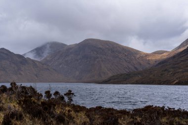 İskoçya dağlarının güzel sonbahar manzarası