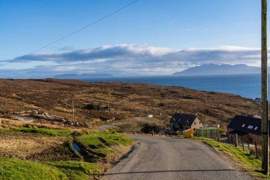 Güneşli bir günün İskoç adalarının güzel manzarası.