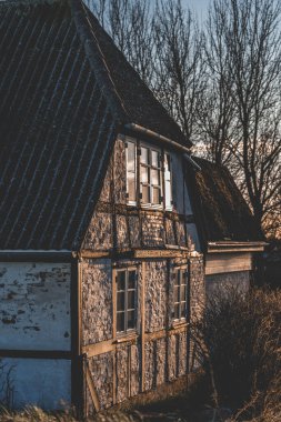 Riga şehrinde eski ahşap bir ev