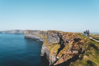 İnsanlar annelerinin uçurumlarında yürüyor.