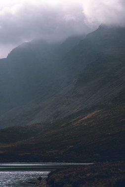 Akşamları sisli dağ gölü manzarası