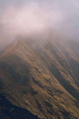 Dağların tepesinin dikey görüntüsü.