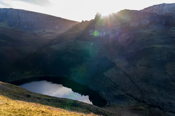 Dağlarla çevrili gölün güzel bir görüntüsü.