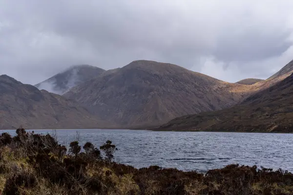 İskoçya dağlarının güzel sonbahar manzarası