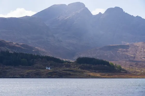 İskoçya 'nın dağlık kesimlerinde Loch Ness, Birleşik Krallık