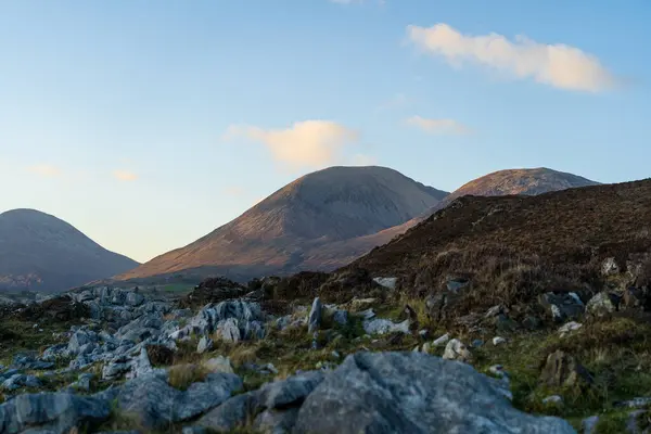 Renkli bulutlarla dolu güzel dağ manzarası