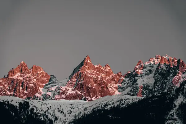 Kışın güzel dağ manzarası, Huhua Ulusal Parkı 'nda karla kaplı dağlar..