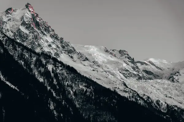 Dağlarda kış manzarası