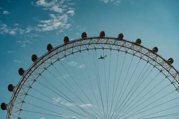 Parktaki dönme dolap.