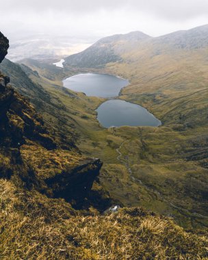 Karpat Dağları 'ndaki dağın tepesindeki bir gölün dikey görüntüsü, Ukrayna